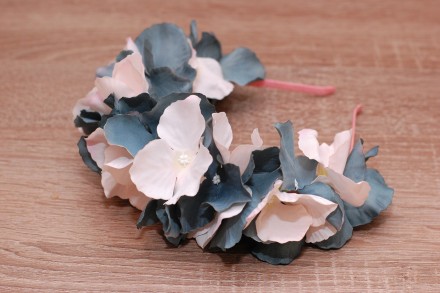 Ободок выполнен из тканевых цветочков гортензии в персиковом и изумрудном цветах. . фото 3