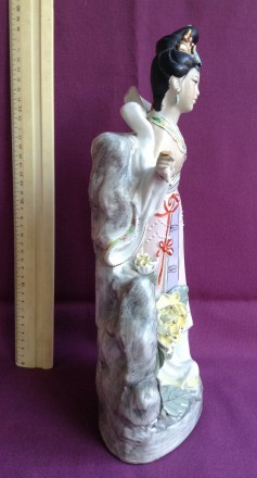 Статуэтка Китаянка в цветах. 
Производство Восточная Азия. Фарфор. 
Высота 37.. . фото 8