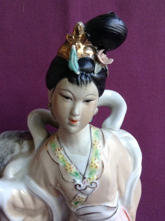 Статуэтка Китаянка в цветах. 
Производство Восточная Азия. Фарфор. 
Высота 37.. . фото 3