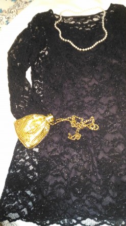 Продам маленькое черное платье (гипюр с серебристым люрексом) на чехле, притален. . фото 2