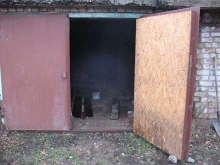 Два гаража капитальных (смежных) , из шлакоблока .  Ворота  одни (видно на фото). Солнечный. фото 3