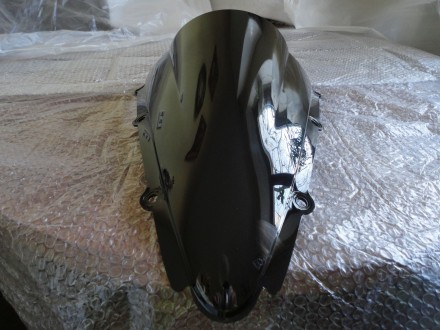 Вітрове скло для мотоцикла Yamaha YZF R1 2000-2001р, горбате, нове, колір чорний. . фото 2