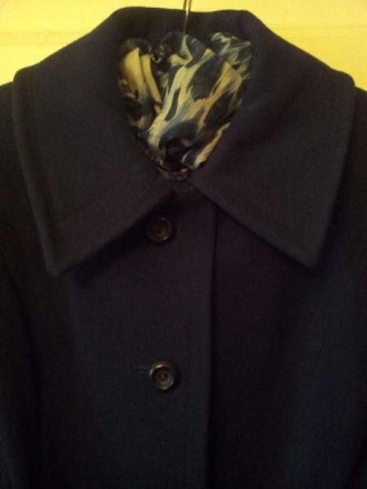 Темно-синее шерстяное пальто с поясом расширенное к низу.
Размер 44-46.. . фото 2