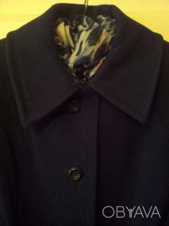Темно-синее шерстяное пальто с поясом расширенное к низу.
Размер 44-46.. . фото 1