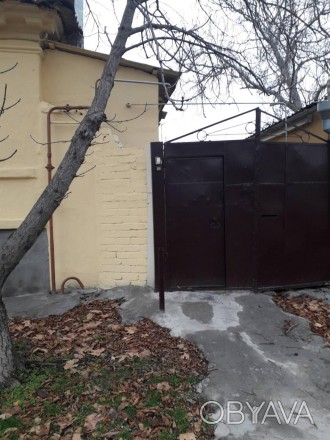 Продается часть фасадного дома в центре с отдельным двором