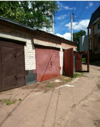 В центрі,біля музея Коцюбинського   цегляний  гараж,недалеко ві
д  центрального. Центр. фото 2