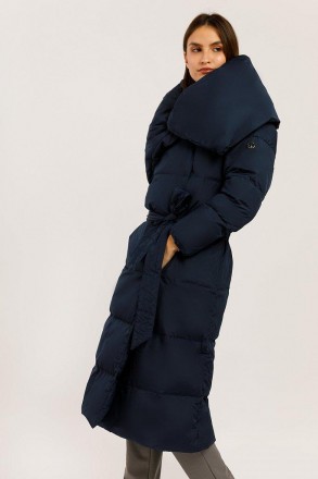 Длинное женское пуховое пальто с поясом Finn Flare темно-синего цвета с объемным. . фото 4