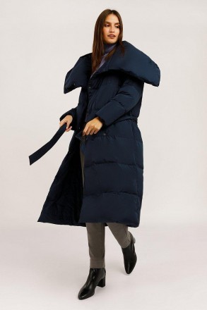 Длинное женское пуховое пальто с поясом Finn Flare темно-синего цвета с объемным. . фото 3