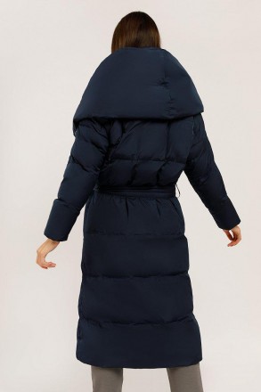 Длинное женское пуховое пальто с поясом Finn Flare темно-синего цвета с объемным. . фото 5