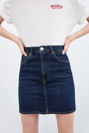 Синяя джинсовая мини юбочка классического прямого покроя от популярного испанско. . фото 2