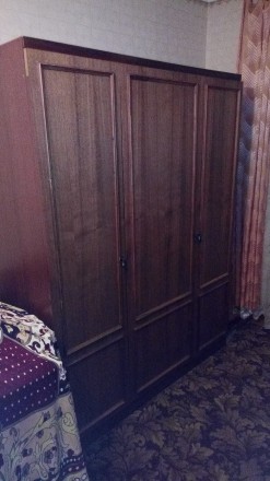 Шкаф трёх створчатый б/у в хорошем состоянии цена 2000 гривен возможен торг !!!!. Николаев. фото 1 Шкаф трёх створчатый б/у в хорошем состоянии цена 2000 гривен возможен торг !!!!. Николаев. фото 1