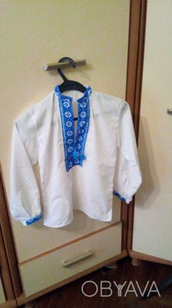 белая рубашка с голубой вышивкой по воротнику и рукавам,, длина рубашки  52 см; . . фото 1
