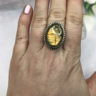 Предлагаем Вам купить элегантное кольцо с камнем лабрадор в серебре.
Размер 17,0. . фото 3