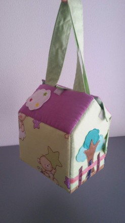 Домик сумочка handmade
Домик выполнен из ткани на пластиковой основе , легкий Д. . фото 4