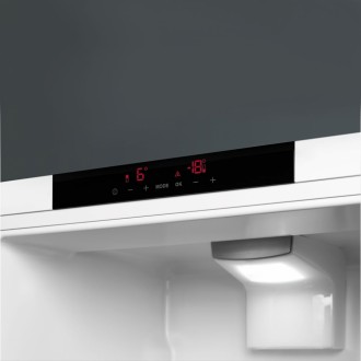Комбинированный холодильник SMEG C 8174 N 3 E выполнен в классическом белом цвет. . фото 4