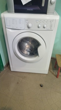 Стиралка Indesit IWSC 6105c, 6кг, 800 об/хв, б/в з гарантією. Чернигов. фото 1 Стиралка Indesit IWSC 6105c, 6кг, 800 об/хв, б/в з гарантією. Чернигов. фото 1