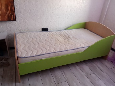 Продам підросткове односпальне ліжко в гарному стані.Матрац цілий,кровать також . . фото 2