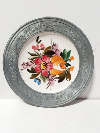 Керамическая коллекционная тарелка в олове , диаметр 21.5 см
Отличный подарок на. . фото 2