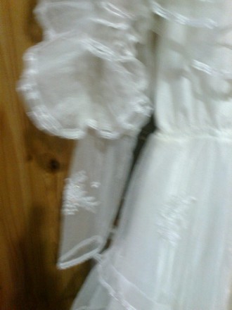 Свадебное платье шифон с выбивкой с пояском и под низом атлас.Чехия
размеры:42 . . фото 5
