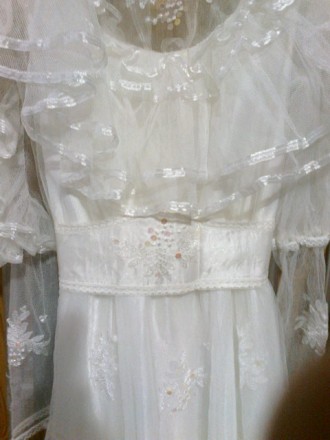 Свадебное платье шифон с выбивкой с пояском и под низом атлас.Чехия
размеры:42 . . фото 7