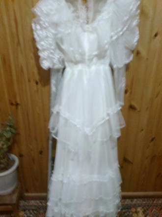 Свадебное платье шифон с выбивкой с пояском и под низом атлас.Чехия
размеры:42 . . фото 6