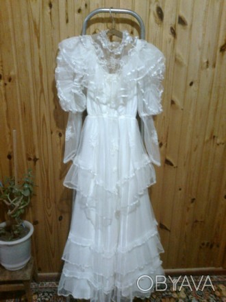 Свадебное платье шифон с выбивкой с пояском и под низом атлас.Чехия
размеры:42 . . фото 1