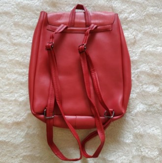 Міський рюкзак червоного кольору з кишеньками. Вмісткий. Наплічні шлеї регулюють. . фото 3