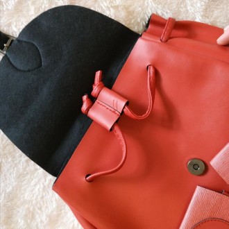 Міський рюкзак червоного кольору з кишеньками. Вмісткий. Наплічні шлеї регулюють. . фото 5