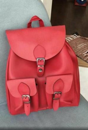 Міський рюкзак червоного кольору з кишеньками. Вмісткий. Наплічні шлеї регулюють. . фото 2