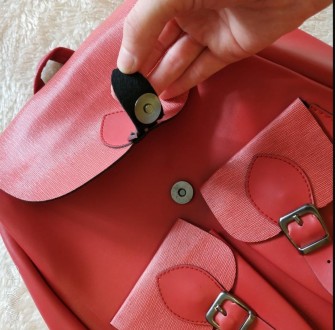 Міський рюкзак червоного кольору з кишеньками. Вмісткий. Наплічні шлеї регулюють. . фото 6