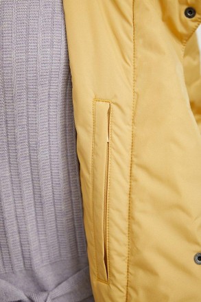 Длинная стеганая куртка от финского бренда Finn Flare прямого кроя слегка утепле. . фото 4