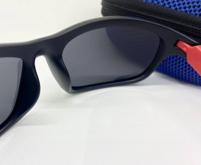 Очки солнцезащитные спортивные в пластиковой оправе с поляризованными линзами 
О. . фото 4