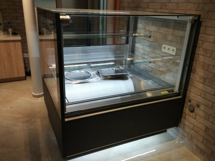 холодильная кондитерская витрина UBC. кубический дизайн. 
размеры:
- длина 131. . фото 2