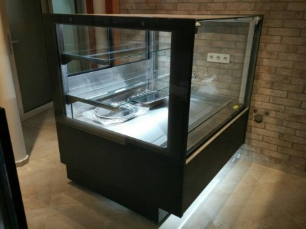 холодильная кондитерская витрина UBC. кубический дизайн. 
размеры:
- длина 131. . фото 4