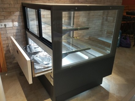 холодильная кондитерская витрина UBC. кубический дизайн. 
размеры:
- длина 131. . фото 3