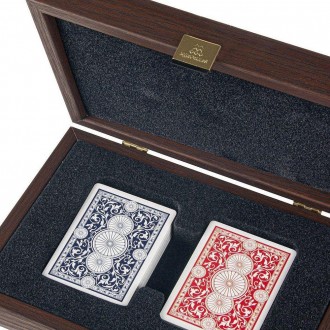 Игральные карты с пластиковым покрытием в деревянном футляре чёрного цвета.
Коро. . фото 4