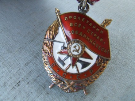 Тип металла: Серебро

Орден Боевого Красного Знамени БКЗ № 415 453 в отличном . . фото 6