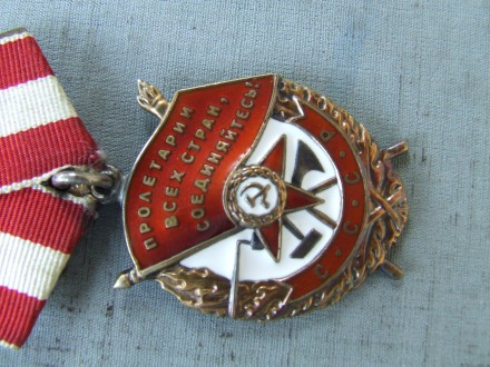 Тип металла: Серебро

Орден Боевого Красного Знамени БКЗ № 415 453 в отличном . . фото 3