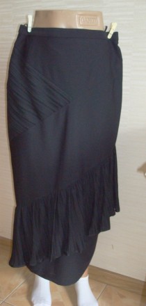 Красивая нарядная женская юбка черного цвета. По тали застегивается на пуговицу . . фото 3