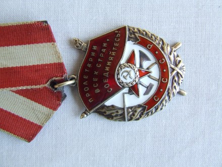 Тип металла: Серебро

Орден Боевого Красного Знамени БКЗ № 403 437 в отличном . . фото 3