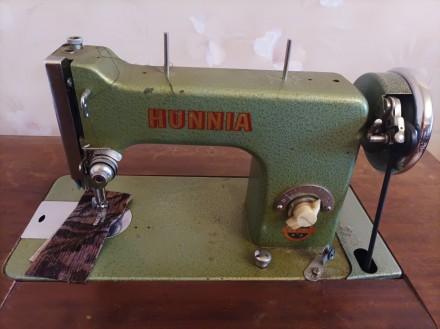 Продам швейную машинку hunnia в хорошем рабочем состоянии. Самовывоз в Киеве.. . фото 2
