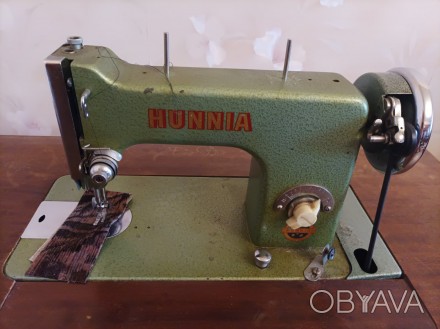 Продам швейную машинку hunnia в хорошем рабочем состоянии. Самовывоз в Киеве.. . фото 1