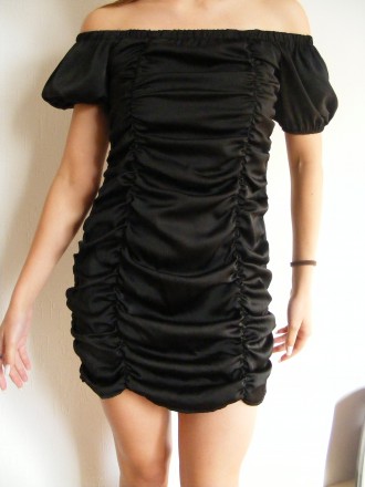 Маленьке чорне плаття 
По верху резинка
Може носитись як з глибоким декольте, . . фото 2