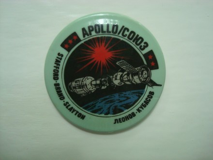 Сувенирный значок "Союз - Apollo" посвящен совместному экспериментальн. . фото 2