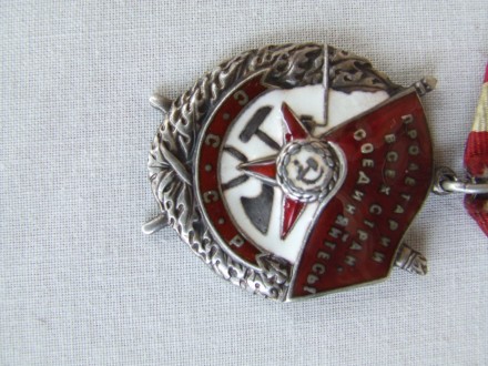 Орден Боевого Красного Знамени № 190 618 награждения 1943-44 гг. в родной патине. . фото 4