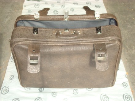 Продается чемодан производства Чехословакии (времен СССР) в хорошем состоянии. 
. . фото 2