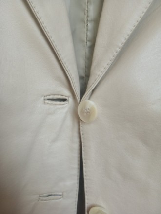 пиджак кожаный женский

цвет бежевый
размер 44-46
рукав 61
плечи 44
объем . . фото 2