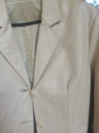 пиджак кожаный женский

цвет бежевый
размер 44-46
рукав 61
плечи 44
объем . . фото 3