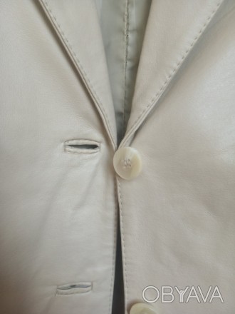 пиджак кожаный женский

цвет бежевый
размер 44-46
рукав 61
плечи 44
объем . . фото 1