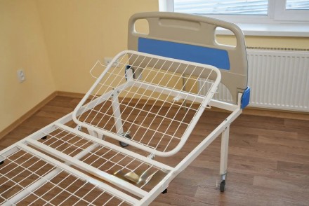 Кровать медицинская функциональная АТОН КФ-2-МП с пластиковыми перилами и колеса. . фото 7
